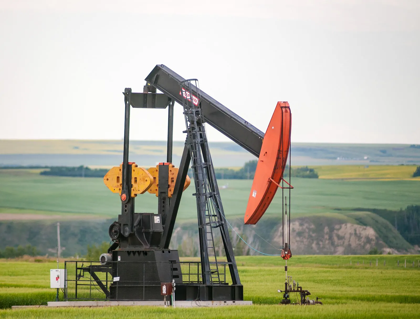 Unidad de bombeo mecánico operando en un campo petrolero