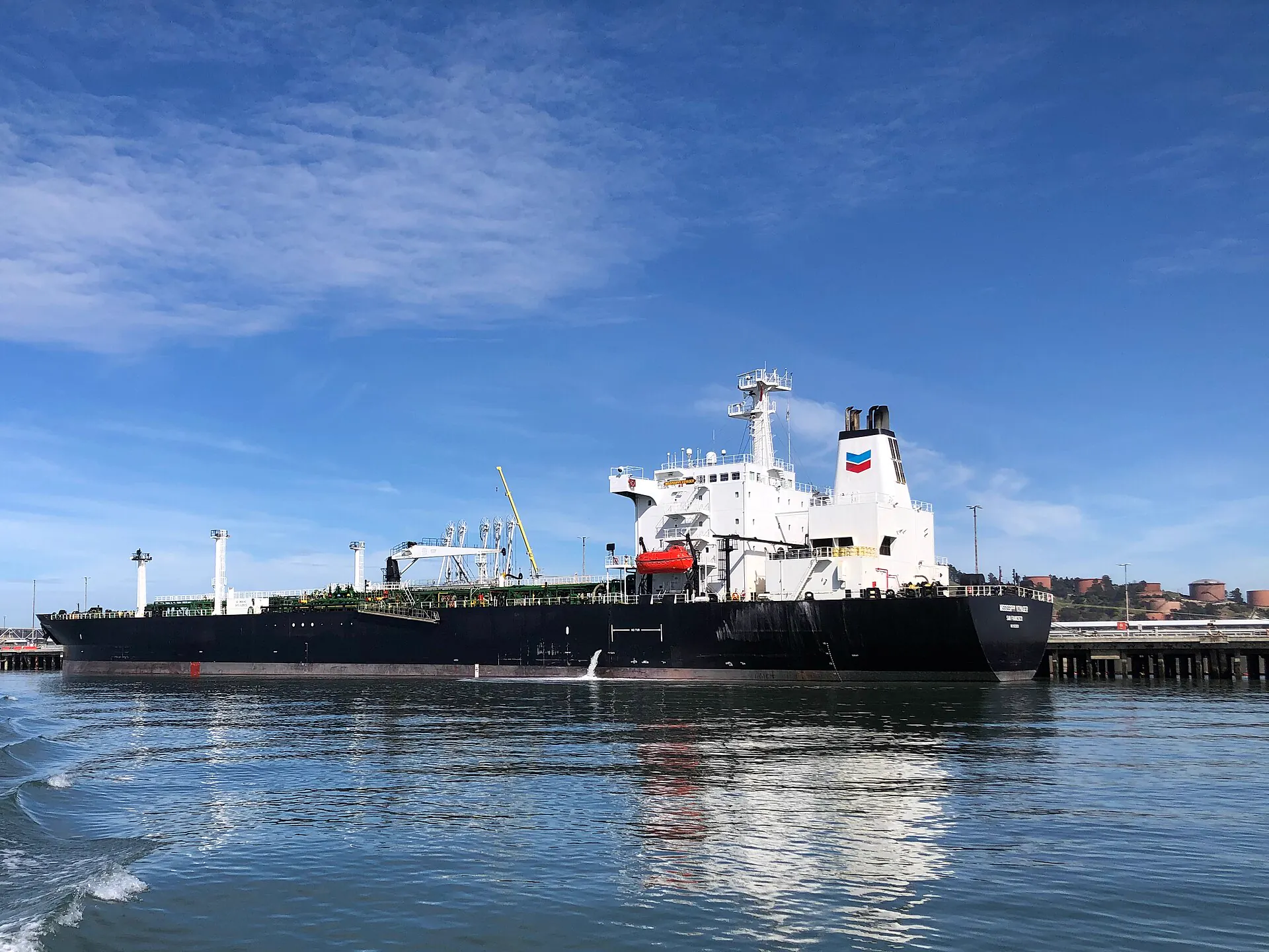 Buque petrolero navegando cerca de una instalación portuaria