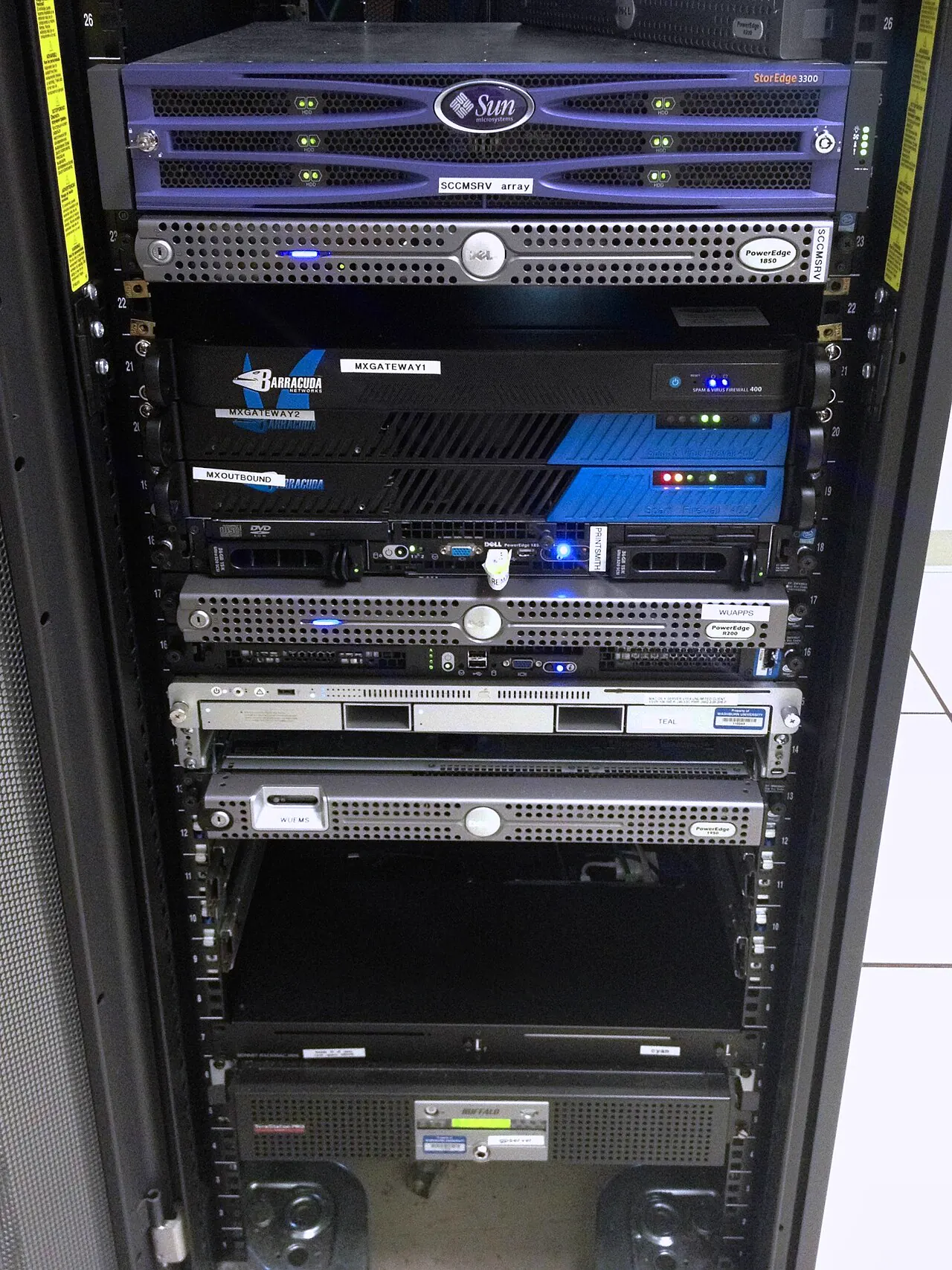 Racks de servidores utilizados para procesamiento y almacenamiento de datos