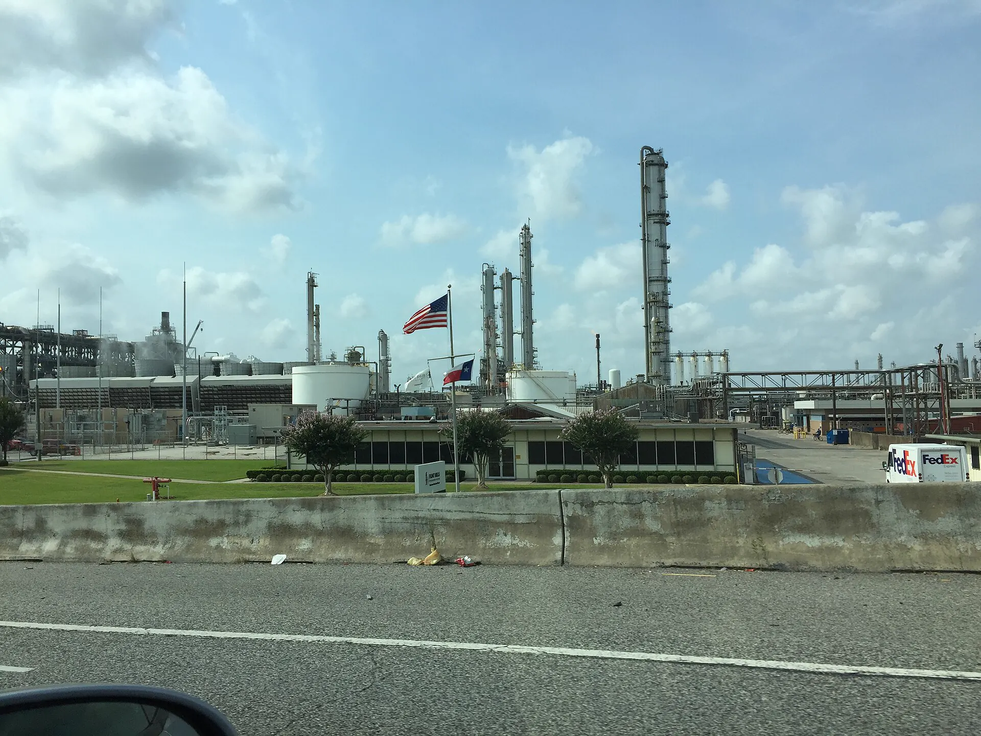 Complejo industrial de refinación con tuberías y unidades de proceso