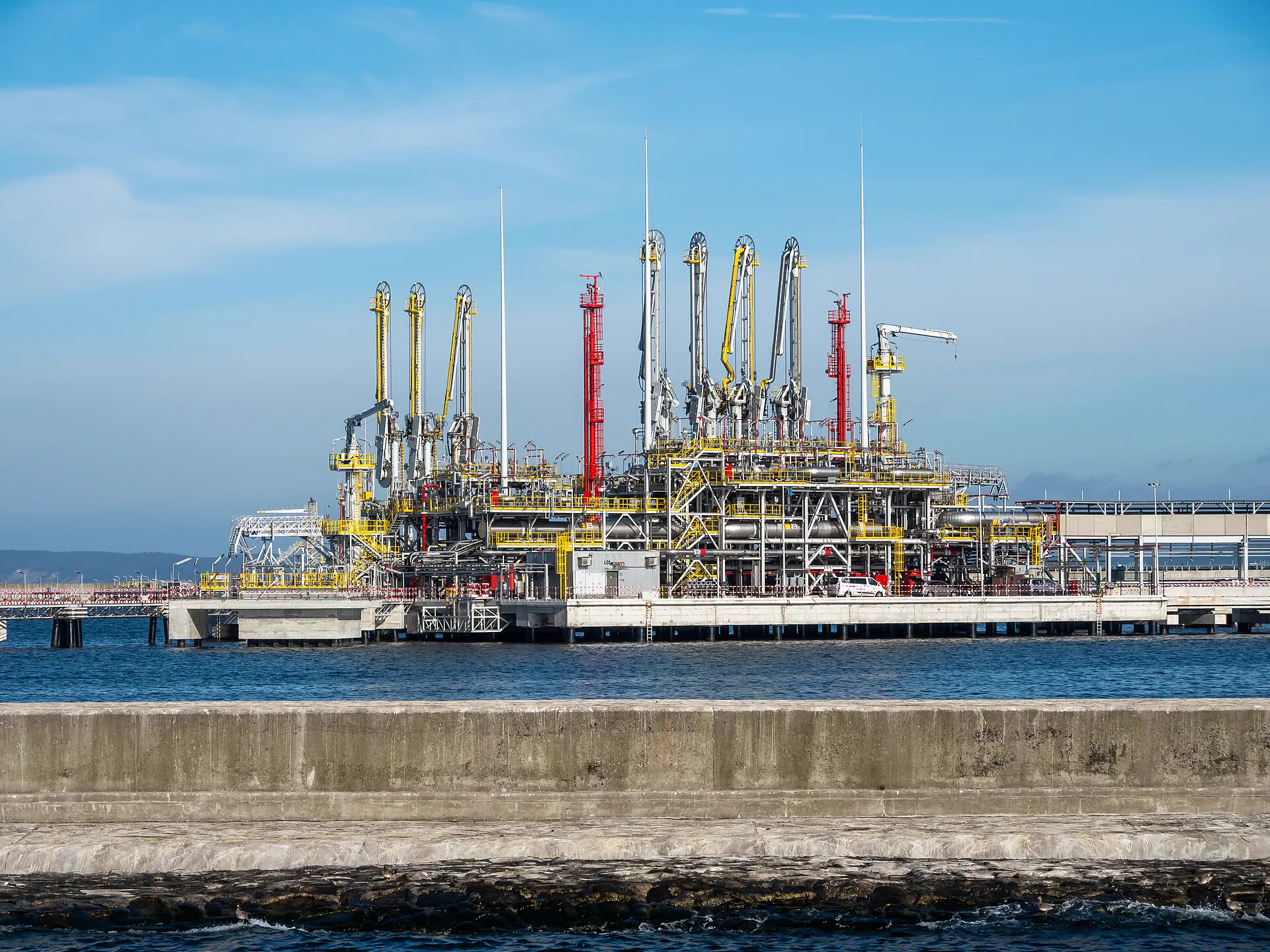 Terminal marítimo de gas natural licuado con tanques de almacenamiento